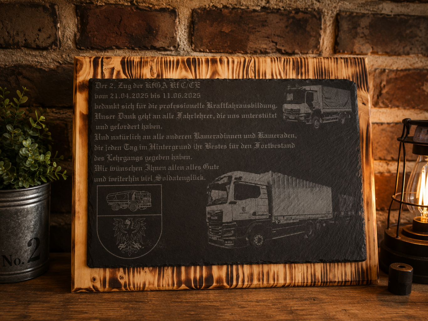 Danksagung Tafel aus Holz mit Gravuren zu Lkw und Informationen darüber.