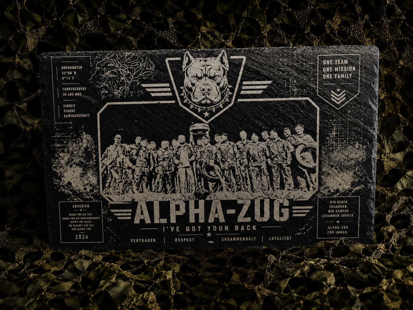 Gruppenfoto von Soldaten mit dem Titel "ALPHA-ZUG" und einem Wolf-Emblem.
