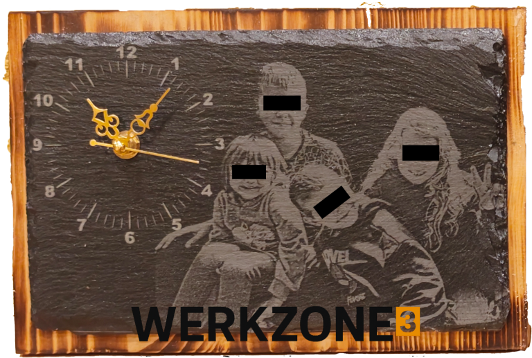 Erinnerung mit Uhr Wanduhr mit Gravur von vier Personen auf einem holzähnlichen Hintergrund.